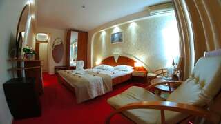 Отель Hotel Afrodita Венус Двухместный номер с 1 кроватью или 2 отдельными кроватями, вид на сад-1